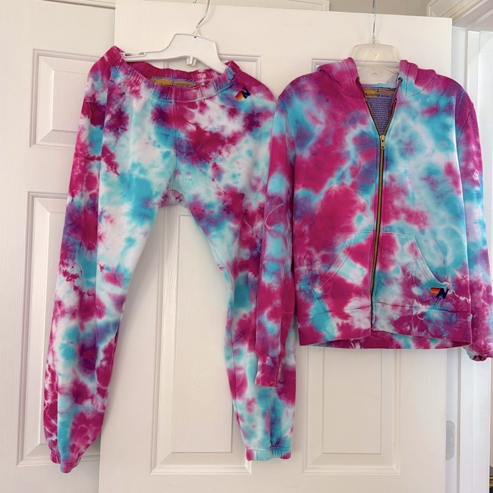 Aviator Nation hoodie and sweatpants set.
So cute and comfy! Size Small